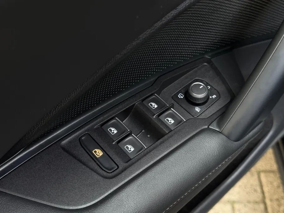 Volkswagen Tiguan 1.5 eTSI R-Line Business | Elektrisch wegklapbare trekhaak | Stoelmassage | Elektrisch bedienbare achterklep | Achteruitrijcamera | Parkeersensoren voor- en achter | Navi | Adaptive cruise control | Sportstoelen