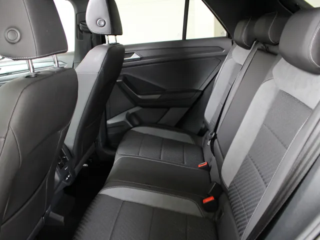 Volkswagen T-Roc 1.5 TSI Sport R-Line DSG Panoramadak | El. Achterklep | Beats Audio | Suzuka 19' Zwart