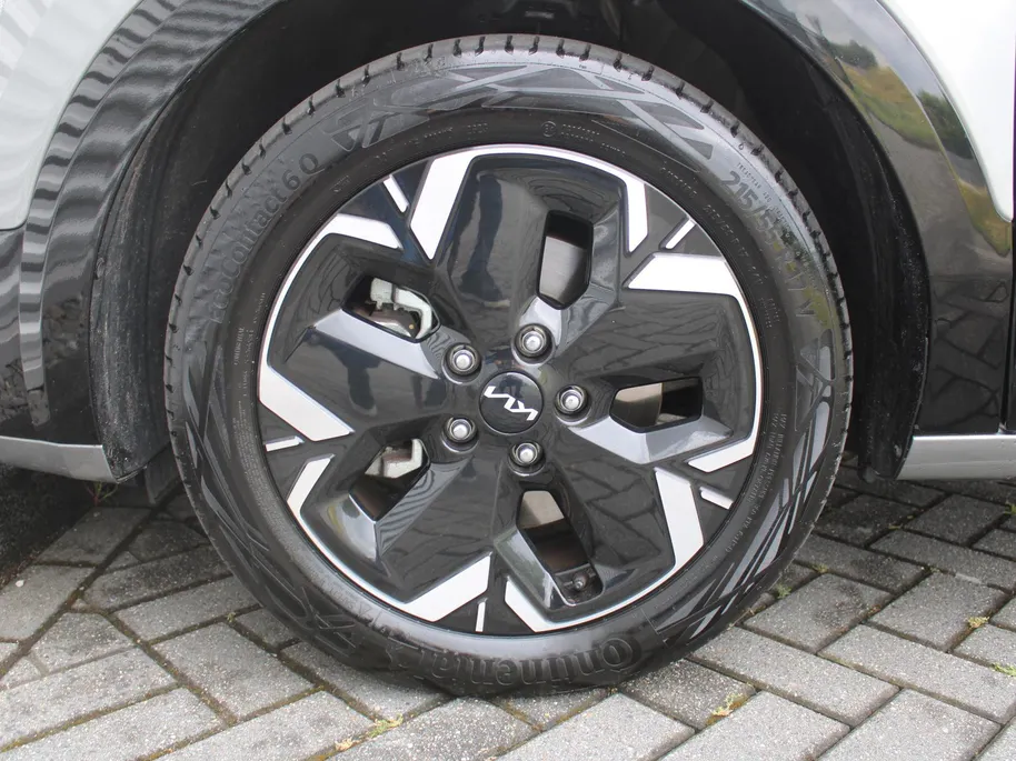 Kia Niro EV Edition Advanced 64.8 kWh | Stuur-/stoelverwarming | Elektr. stoelverstelling | Camera | Cruise adapt. | 17'LM | Clima | 17% bijtelling |