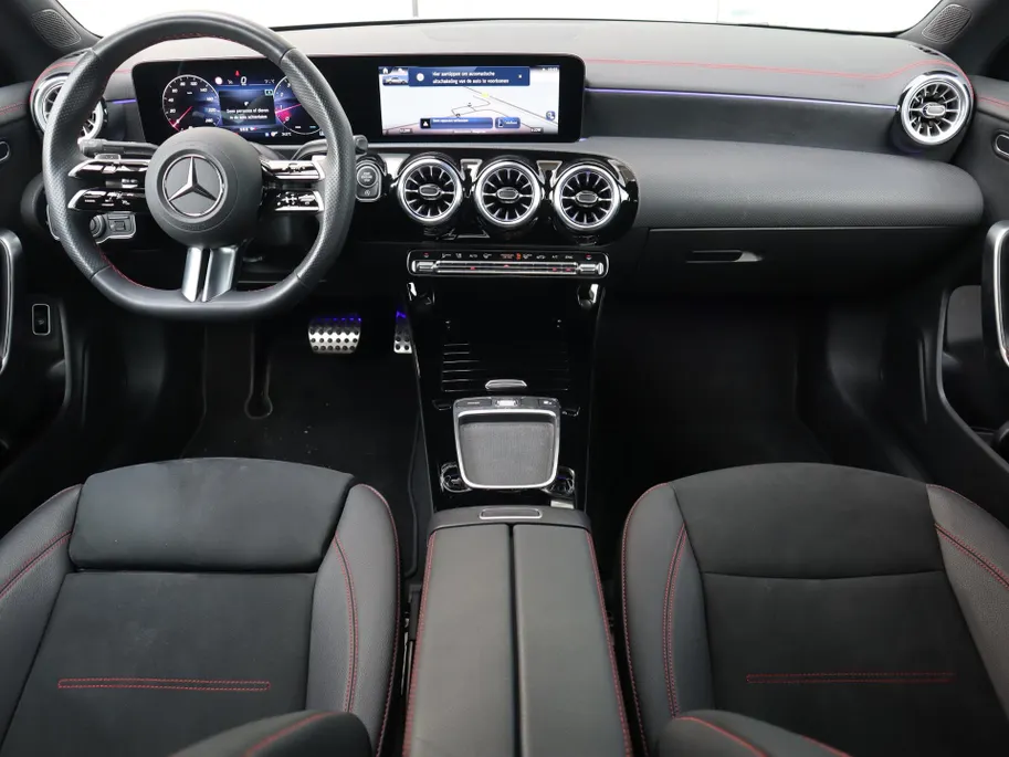 Mercedes-Benz CLA 180 Business Solution AMG l Trekhaak l Panoramadak l stoelverwarming