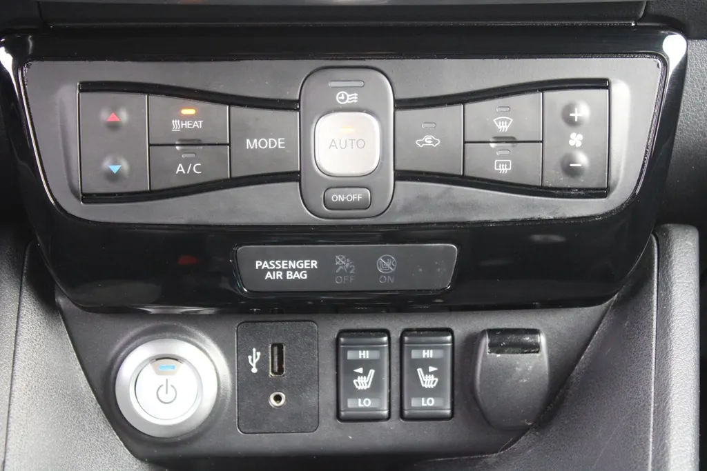 Nissan Leaf Tekna 40 kWh | Trekhaak | Stuur-/stoelverwarming | 360 Camera | LED | Dodehoek detectie | Cruise adapt. | 17' LM | Half leer/stof | Navi |