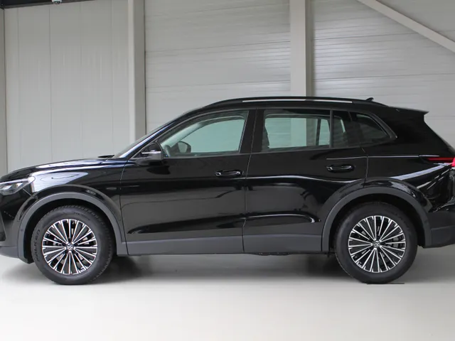 Volkswagen Tiguan 1.5 eTSI Automaat Navigatie | Trekhaak | Stoelverwarming | Lichtmetalen velgen