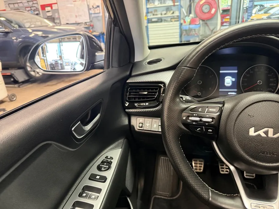 Kia Stonic 1.0 T-GDi MHEV GT-PlusLine Meest luxe uitvoering | 1e Eigenaar | Panorama dak | Dealer onderhouden | Cruise Control Adaptief | Carplay | Metallic lak | Fabrieksgarantie t/m 10-5-2030 + 3x 1 jaar* | NAP