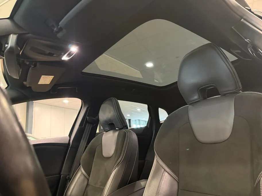 Volvo V40 1.5 T3 Polar+ Sport *Panorama*Aut.*Navi+Camera*Harman/Kardon*Stoel Verw.*Sportieve Auto!