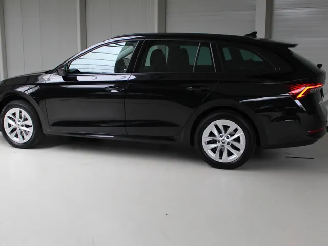 Škoda Octavia Combi 1.4 TSI iV PHEV Bus.Edition | Panoramadak |  Navigatie | PDC + Camera | Trekhaak