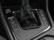 Volkswagen Tiguan 1.4 TSI eHybrid 245pk DSG Life Business · Camera · Inklap. Trekhaak · Stuur- & Stoelverwarming · Parkeerassistent · Apple/Android Car Play ·