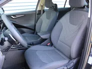 Kia Niro EV Light Edition 64.8 kWh | Camera | Cruise adapt. | Clima | 17' LM | Navi | Keyless | All season banden | 17% bijtelling |