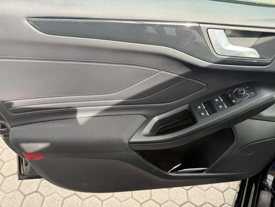 Ford Focus Wagon 1.0 EcoBoost Hybrid ST Line X AUTOMAAT | TREKHAAK | 18 INCH DESIGN | GROOT SCHERM | WINTER PACK