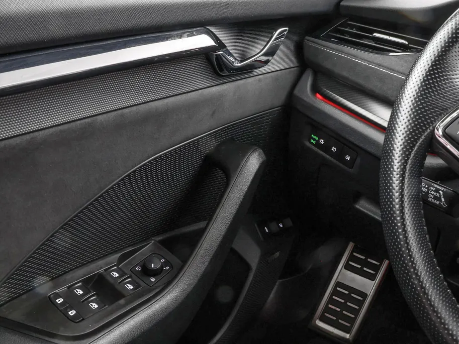 Škoda Octavia Combi 1.4 TSI RS iV PHEV 245pk DSG Business · Camera · Inklap. Trekhaak · Head-Up Display · Elek. Stoelen + Geheugen & Massage · Stuur- & Stoelverwarming ·