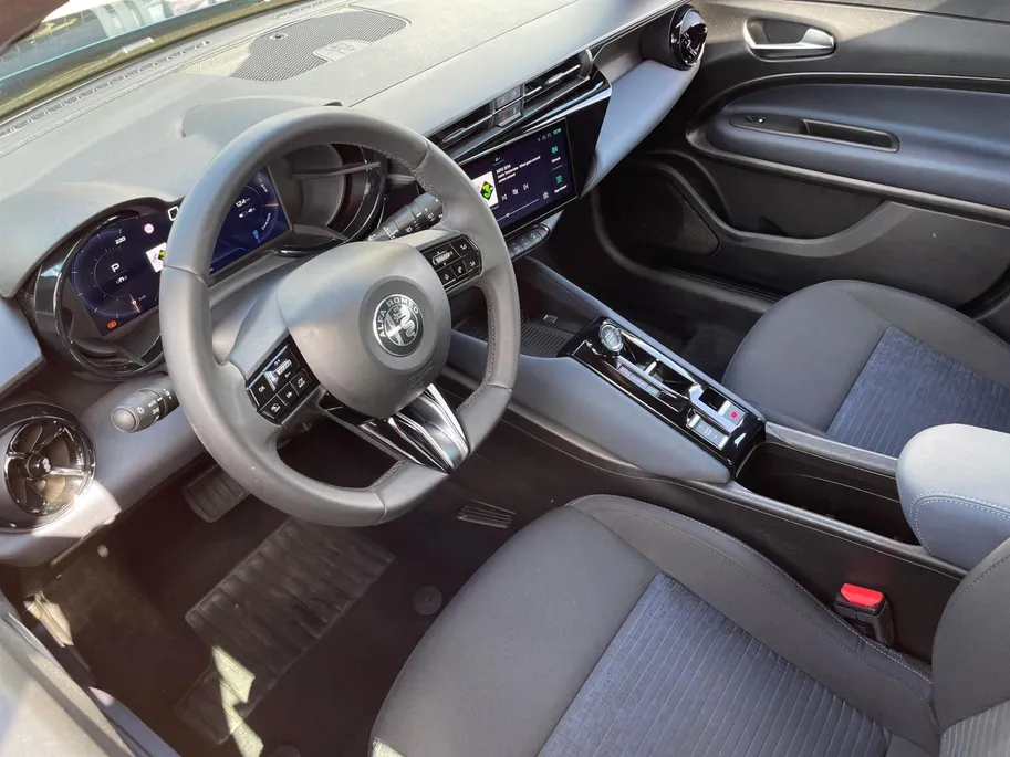 Alfa Romeo Junior Elettrica 54 kWh *Carplay*Climate Control*Adapt. Cruise Control*LM Velgen*Mooie auto!