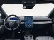 Ford Mustang Mach-E AWD 75 kWh 269PK | 95% SOH | DEMO | Stoel- stuur en vooruit verwarming | Zwart dak en spiegels | Navigatie
