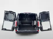Ford E-Transit Custom 340 L2H1 Limited 71 kWh | Direct Leverbaar | 0,99% Financiering | 352km WLTP Rijbereik | AGR-Stoelen | Driver assistance pack ultimate | 17inch lichtmetalen velgen | Laadvloer bescherming