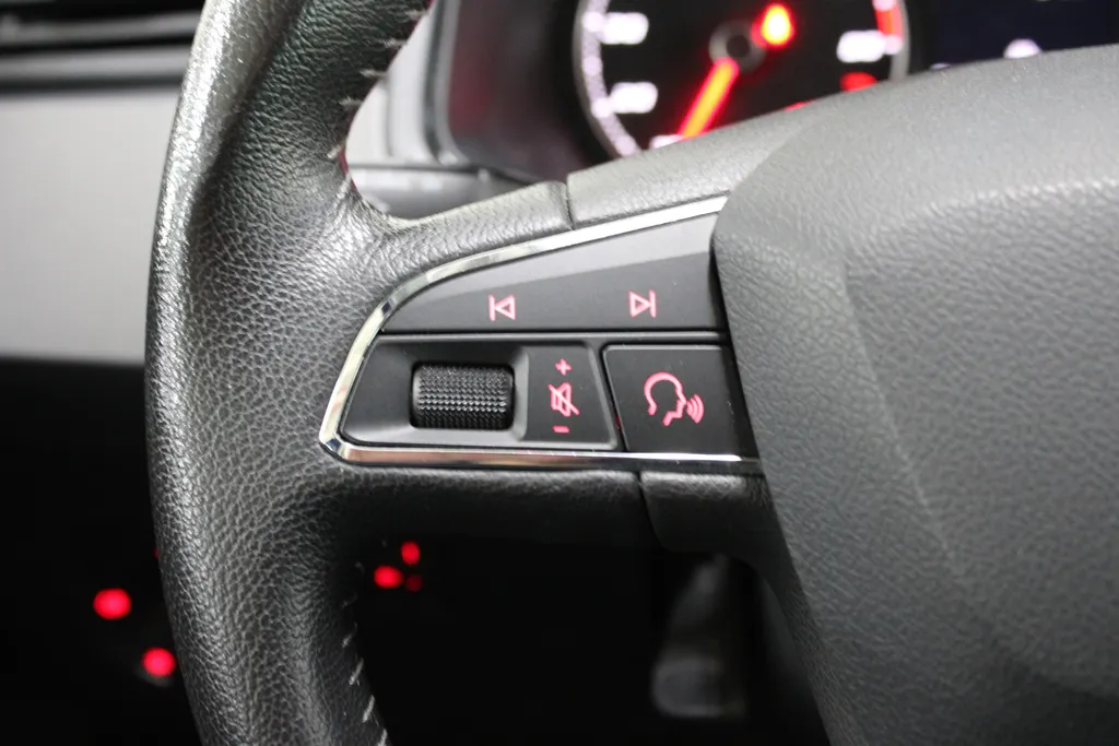 SEAT Ibiza 1.0 TSI Style Business Intense / Navigatie / Camera / Trekhaak /