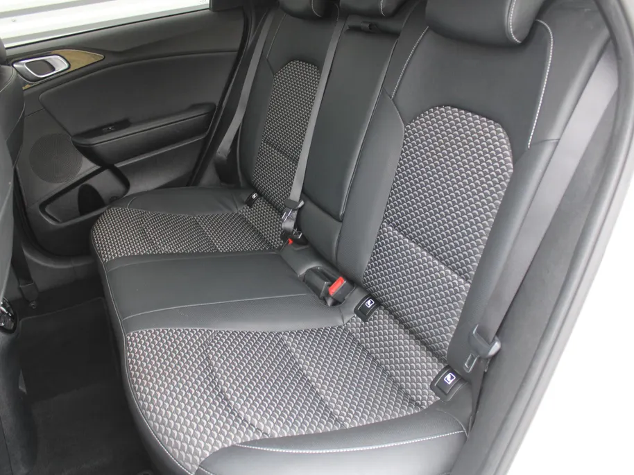 Kia Ceed Sportswagon 1.5 T-GDi MHEV DynamicPlusLine | Stoel- & stuurverwarming | Camera | LED | Navi | Elek. achterklep |