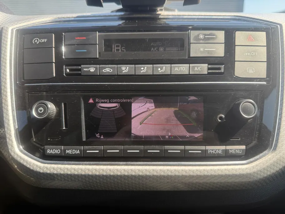 Volkswagen up! 1.0 | Camera | Parkeersensoren | Climate Control | Cruise Control | DAB | Stuurbediening | Bluetooth | Goed Onderhouden