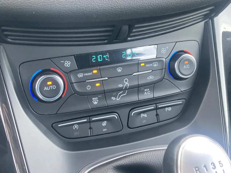 Ford Kuga 1.5 EcoBoost 150 pk ST Line afneembare - trekhaak - voorruitverwarming - groot navi