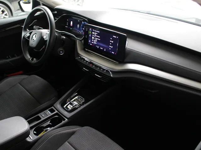 Škoda Octavia Combi 1.0 e-TSI Business Edition Navigatie | Parkeersensoren achter | Led verlichting | El. achterklep