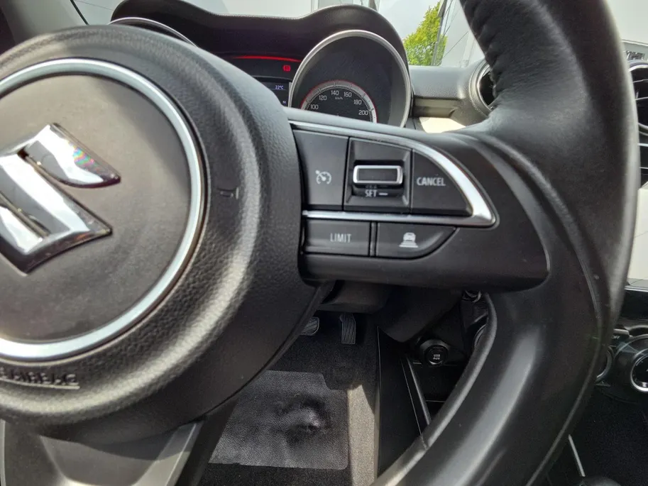 Suzuki Swift 1.0 Stijl Automaat | Navi | Camera | Cruise & climate control | Stoelverwarming | Two-tone Metallic lak | Apple Carplay/Android Auto | Bovag garantie | NAP