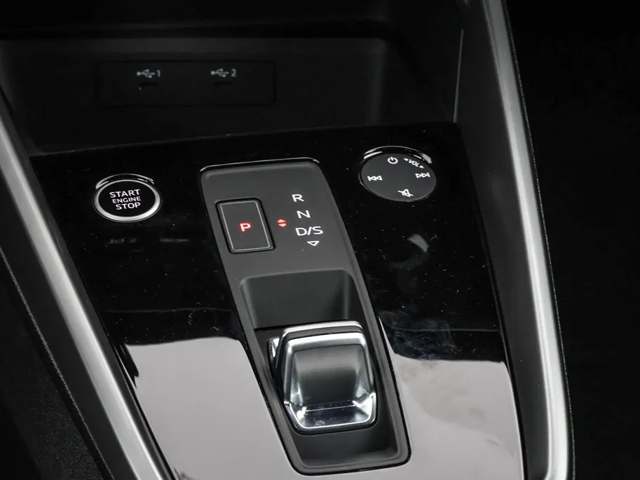 Audi A3 Sportback 35 TFSI 150pk S-tronic S edition · Apple/Android Car Play · Navigatie · Elek. Achterklep · P-Sensoren · Cruise Control · Zwart Optiek · 19'' Inch ·