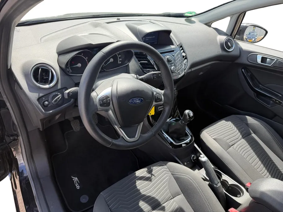 Ford Fiesta 1.0 EcoBoost Titanium | NL auto | Navigatie | Parkeersensor achter | Bluetooth | Cruise control | Verwarmde voorruit |