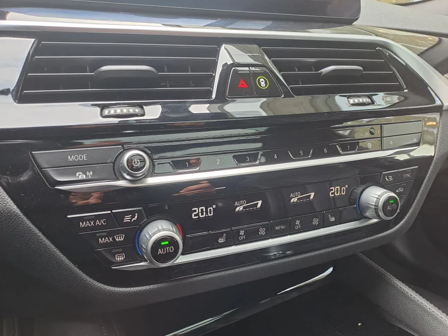 BMW 5 Serie Touring 530e xDrive M SPORT | Pano | Harman Kardon | 360 Camera | Head up | Elektrisch Wegklapbare Trekhaak | Voorstoelen verwarmd | Navigatie | Apple Carplay/Android Auto | Leer