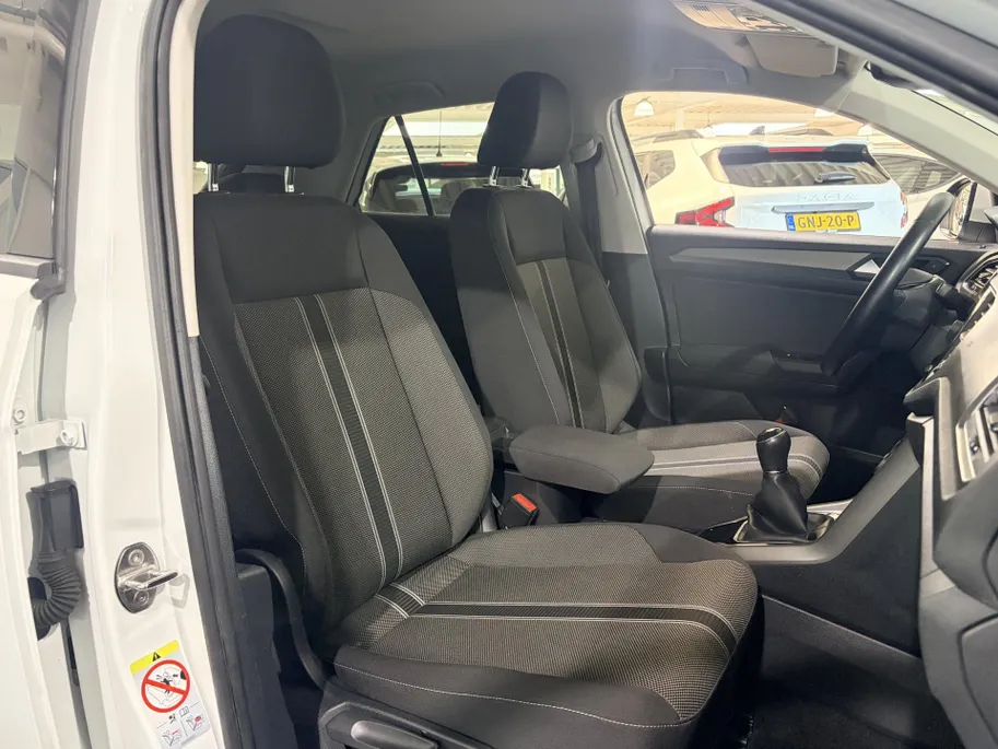 Volkswagen T-Roc 110PK TSI Style | Trekhaak 1300KG Trekgewicht | Navigatie | Cruise Control Adaptief | Climate Control | Camera | Parkeersensoren | Lichtmetalen Velgen | Armsteun |