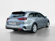 Kia Ceed Sportswagon 1.5 T-GDi DynamicLine | All-Seasonbanden | Apple Carplay / Android Auto | Navigatiesysteem | Parkeersensoren Voor + Achter | Parkeercamera Achter | Licht + Regensensor | Cruise Control | Climate Control | 16'Lichtmetalen velgen