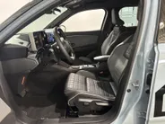 Renault 4 Comfort Range Iconic 52 kWh Automaat | DEMO | Zwarte Motorkap | Camera | Elektrische Achterklep | Apple CarPlay/Android Auto | Climate Control | Adaptive Cruise Control | Digital Cockpit | Armsteun | Lichtmetalen Velgen |