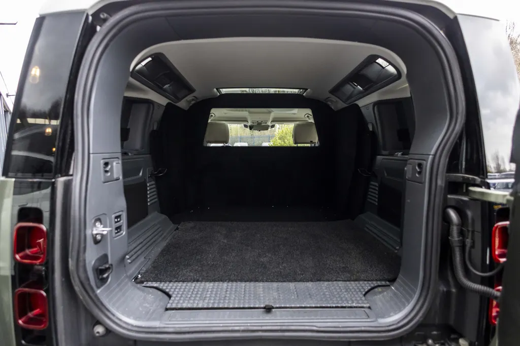 Land Rover Defender Hard Top 3.0 D250 110 MHEV SE EX.BTW