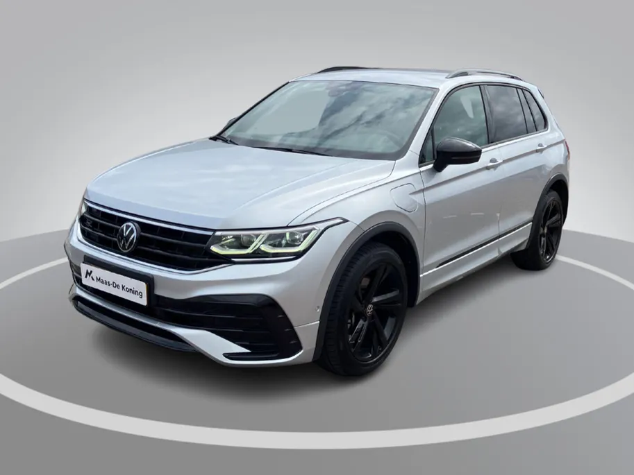 Volkswagen Tiguan 1.4TSIeHybrid 180kW/245PK R-Line Black Style · Panoramadak · Trekhaak · 360°Camera + Parkeersensoren ·