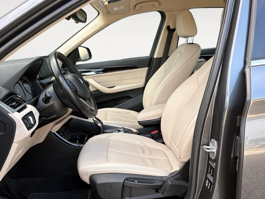 BMW X1 sDrive20i VDL Nedcar Edition | Trekhaak | Camera | Leder | Head-Up Display | Navi | Stoelverwarming | Elektrische achterklep | LED | 12 maanden Bovag Garantie