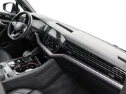 Volkswagen Touareg 3.0 TSi 462pk DSG eHybrid 4MOTION R · SOH 96.9% · Panoramadak · 360 Camera · Luchtvering · Wegklapbare Trekhaak · Stoelventilatie · Elek. Voorstoelen · 21'' Inch ·