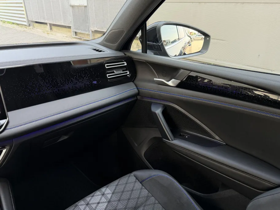 Volkswagen Tiguan 1.5 eTSI R-Line Business | Elektrisch wegklapbare trekhaak | Stoelmassage | Elektrisch bedienbare achterklep | Achteruitrijcamera | Parkeersensoren voor- en achter | Navi | Adaptive cruise control | Sportstoelen