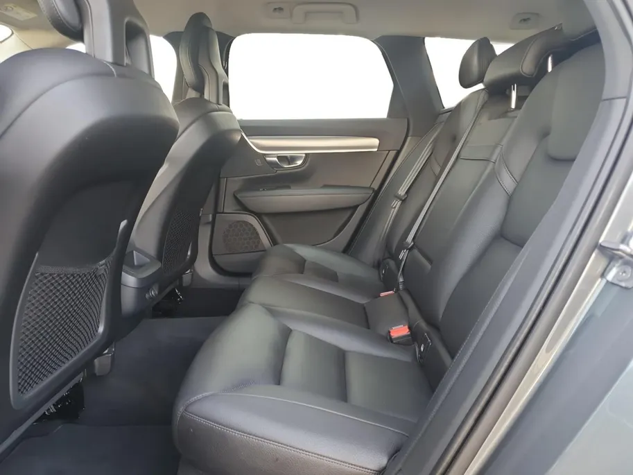 Volvo V90 2.0 T4 Momentum | Stoel en stuurverwarming | Elektrisch bedienbare voorstoelen | Camera | Lederen bekleding | Navigatie | Parkeersensoren voor en achter | Elektrische achterklep |