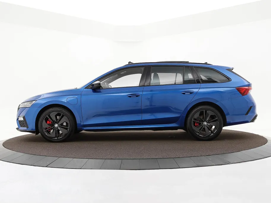 Škoda Octavia Combi 1.4 TSI 245pk DSG RS iV PHEV Business · Panoramadak · Apple/Android Car Play · P-Sensoren · Sfeerverlichting · 18'' Inch ·