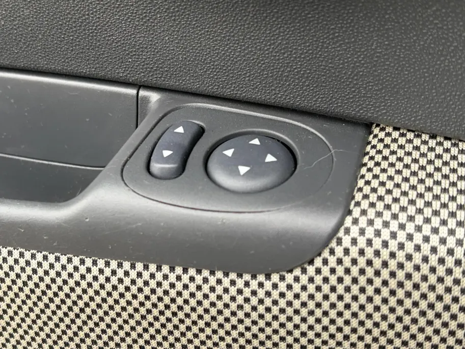 Fiat 500 1.2 Lounge airco , lm velgen , panoramadak , tel , usb , el ramen en spiegels .