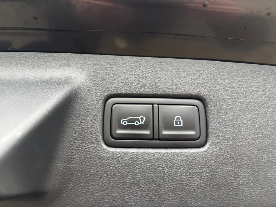 Hyundai Santa Fe 1.6 T-GDI PHEV Premium Plus 4WD 7p | Uniek Two Tone wrap Z-Signing | LED koplampen | Bose Audio | All Season banden | Lederen bekleding | NU Rijklaarprijs! Incl.12 Maanden, APK, Onderhoudsbeurt etc! Premiumpakket gratis!