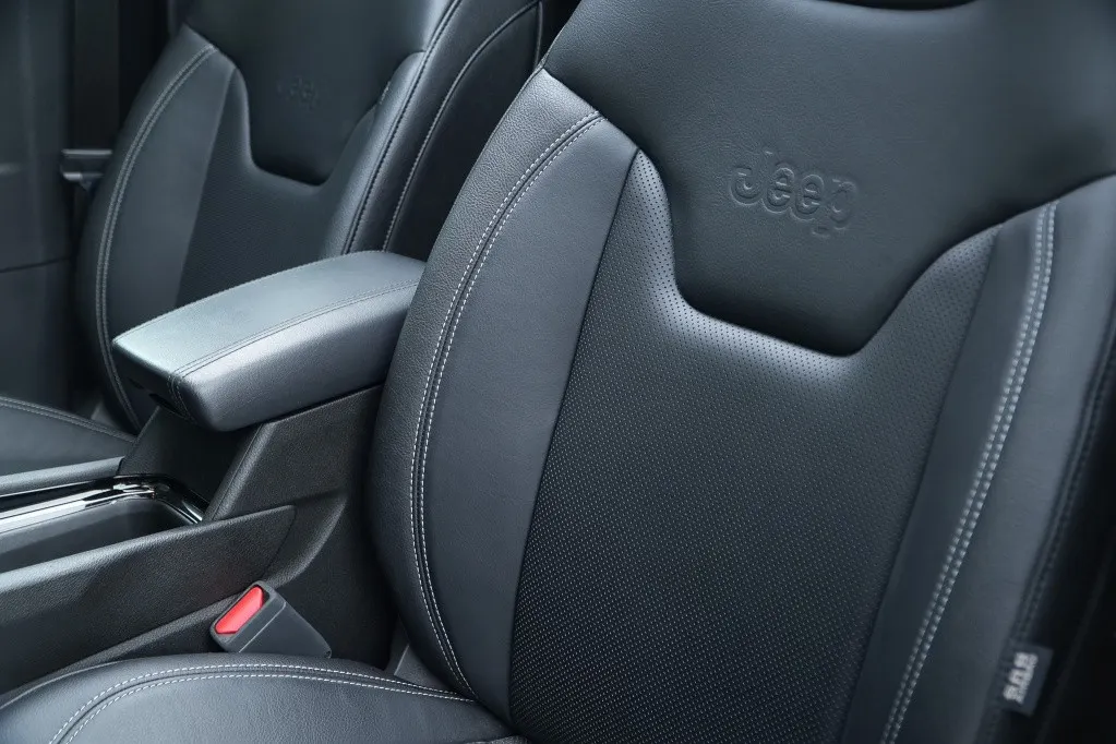 Jeep Compass 4xe 240 PK Hybrid S | Leder | Pano | Safety | Winter | 19'