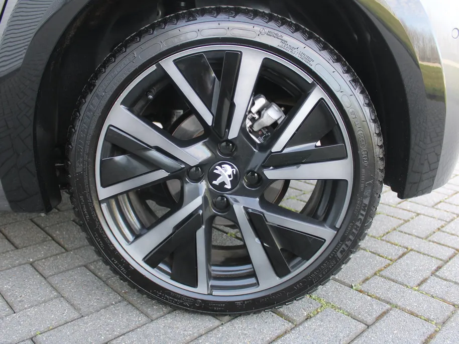 Peugeot 208 1.2 PureTech GT Pack | Stoelverwarming | Pano dak | Camera | Cruise adapt. | Dodehoek detectie | 17' LM | Navi | Clima | Leer/alcantara sportstoelen |