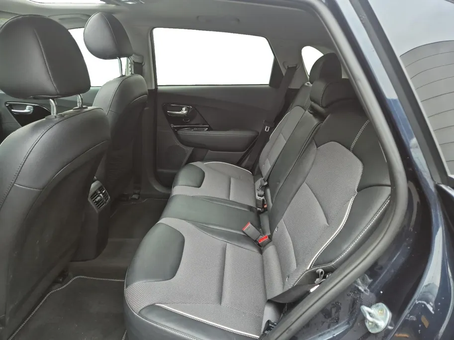Kia e-Niro DynamicPlusLine 64 kWh | Airco | Navi | Camera | Privacy Glass | Trekhaak | Stoelverwarming | Stuurverwarming