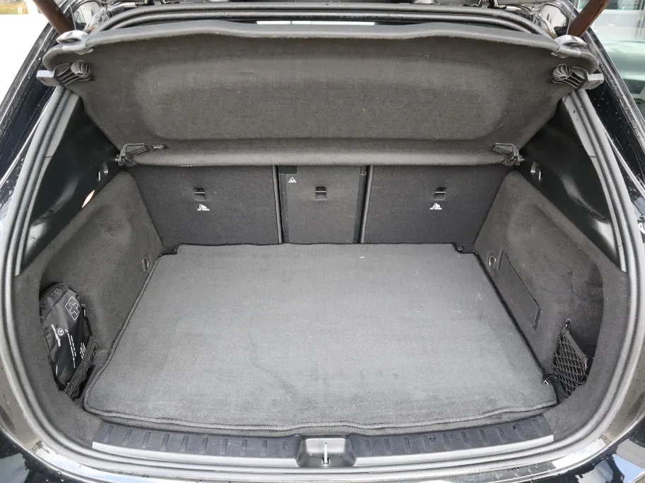 Mercedes-Benz GLA 200 Business Solution AMG l Trekhaak l Keyless l Panoramadak l Ambiente lichtpakket