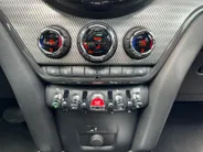 MINI Countryman 1.5 Cooper MINI Yours |achteruitrijcamera| Extra getint glas |Cruise control adaptief| Comfortstoel(en)| Lederen bekleding| 12 maanden Bovag Garantie|
