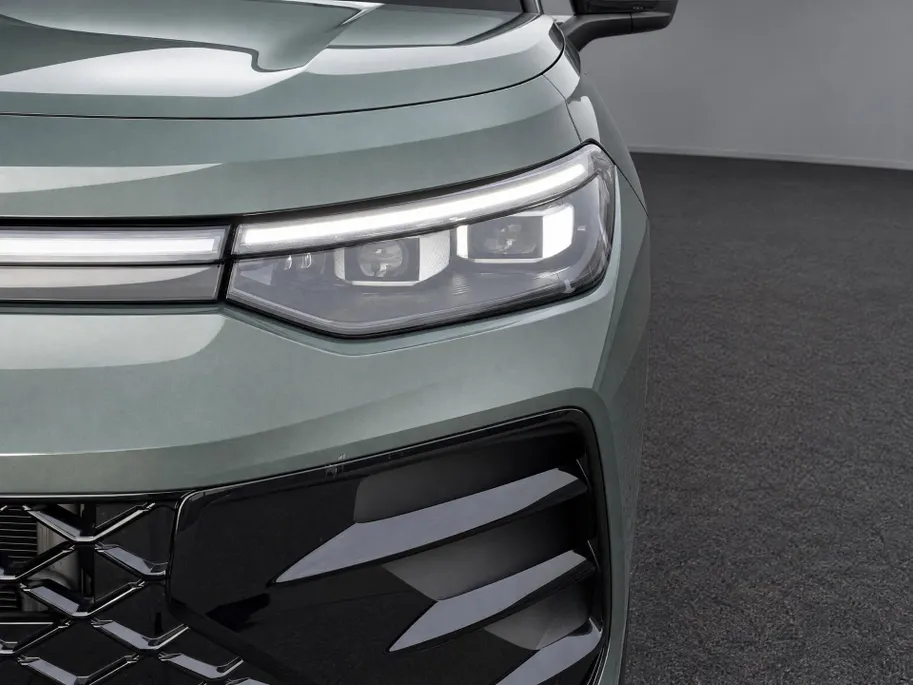 Volkswagen Tayron 1.5 eHybrid 272pk DSG R-Line Edition · Panoramadak · Inklap. Trekhaak · 360 Camera · Matrix LED · Dodehoeksensor · Stuur- & Stoelverwarming · Garantie t/m 16-02-2030 of 100.000km