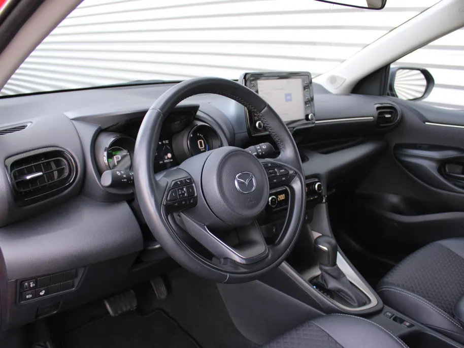 Mazda 2 Hybrid 1.5 Agile | Comfort pakket | CarPlay | Camera | Stuur-/stoelverwarming | Cruise adapt. | 15' LM |