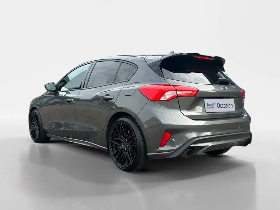 Ford Focus 2.3 EcoBoost ST-3 | 280 PK | Launch control | Recaro stoelen | 19' inch lichtmetalen velgen | Apple carplay & Android auto | Parkeersensor voor en achter | Achteruitrijcamera | Bang & Olufsen audio | Winter pack | Cruise control | Bovag garantie |