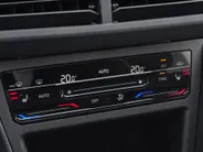 Volkswagen Polo 1.0TSI/95PK R-Line-Edition · Panoramadak · Camera + Parkeersensoren · Apple/Android Car Play · Stoelverwarming · Apple/Android Car Play · Clima · Info Active Display ·