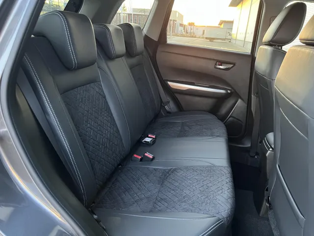 Suzuki Vitara 1.4 Boosterjet Style Smart Hybrid | Direct uit voorraad leverbaar | Climate Control | 17'LM | Lederen Interieur
