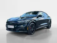 Ford Mustang Mach-E Extended Premium RWD 88 kWh | Uit Voorraad Leverbaar | Prijs Inclusief 2000 Euro Ford Voordeel | 600km WLTP Rijbereik | 19' Lichtmetalen Velgen | Elektrisch Bedienbare Achterklep met Sensor Besturing