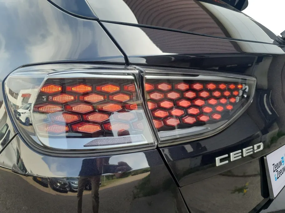 Kia Ceed 1.0T Design Edition | Stoel en stuurverwarming | Dodehoek detectie | Navigatie | Camera | Apple carplay / Android Auto | JBL sound system |