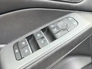 Nissan QASHQAI 1.3 MHEV Xtronic N-Connecta Apple Carplay/Android Auto , airco (automatisch) , cruise control adaptief met Stop&Go en stuurhulp , elektrisch bedienbare achterklep met sensorsturing , navigatiesysteem , panoramadak , voorstoelen verwarmd en stuur , rondomz